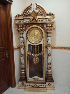 Almari Jam Hias Ukir Mewah